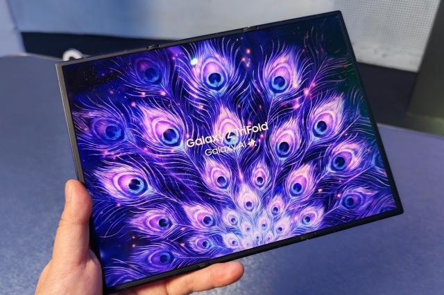 三星首款三折叠旗舰Galaxy Z TriFold，国内售价19999元起！