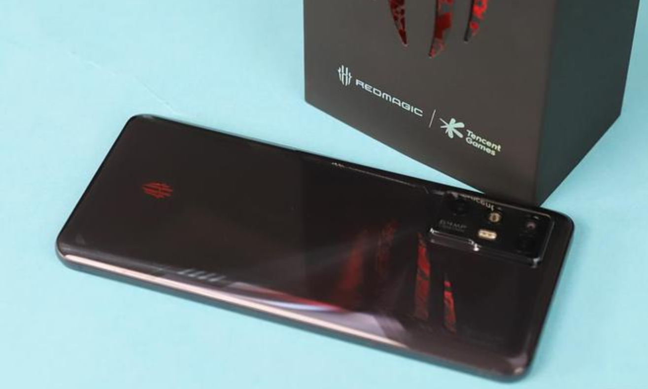 红魔游戏手机6R真机赏析：一机可两用的"西装狂魔"