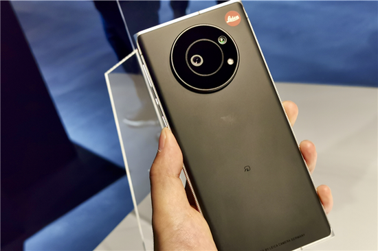 1英寸大底！徕卡Leitz Phone 1真机图曝光：镜头盖吸睛