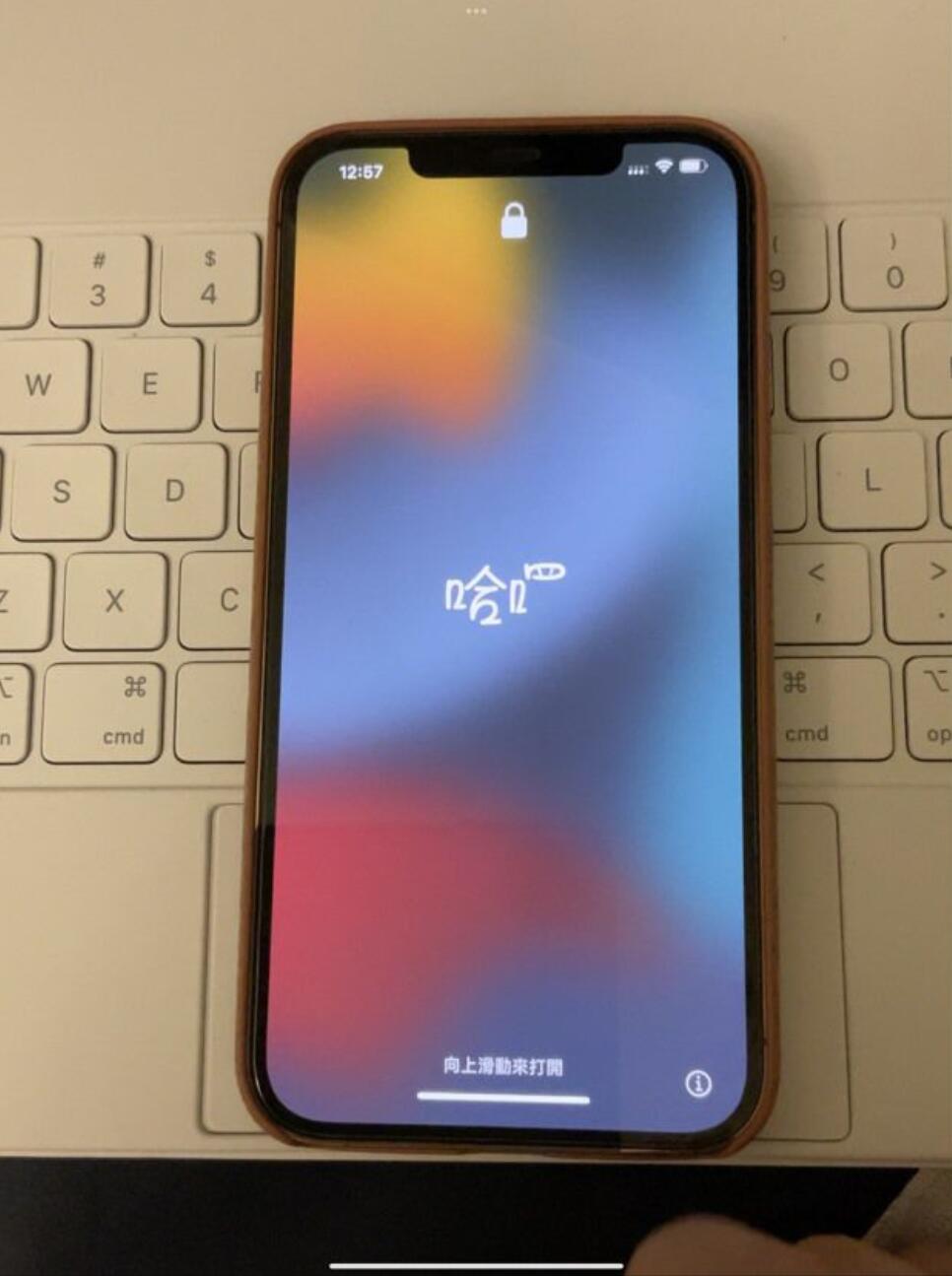 iOS15重新设计iPhone激活界面：毛玻璃+手写字