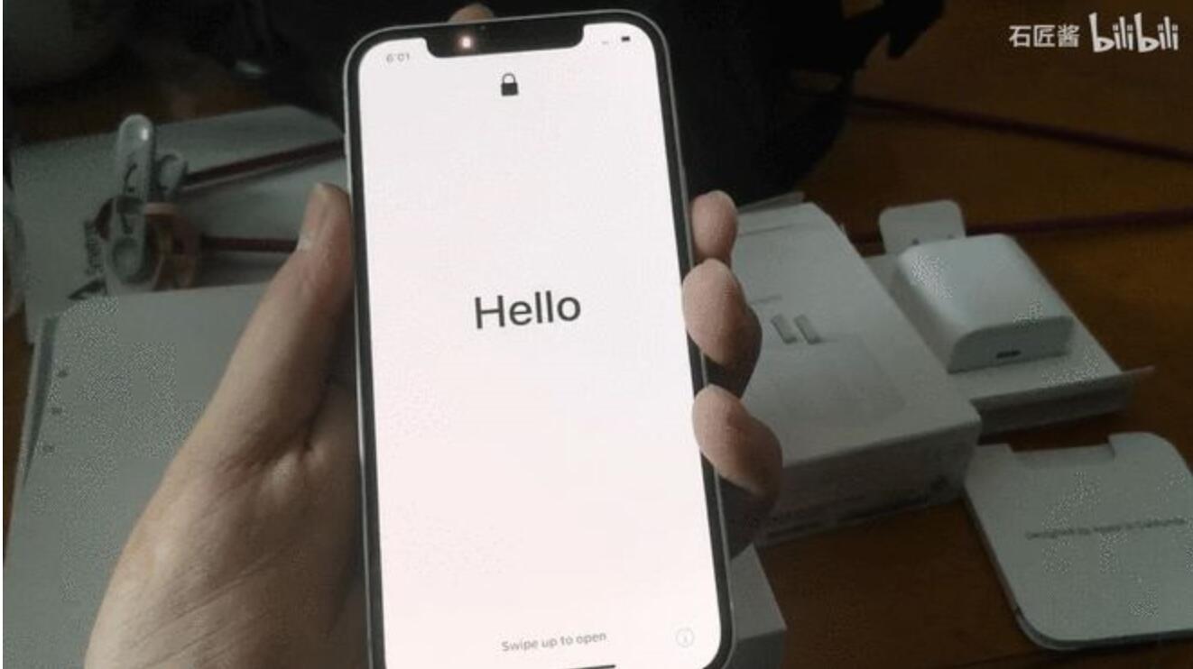 iOS15重新设计iPhone激活界面：毛玻璃+手写字