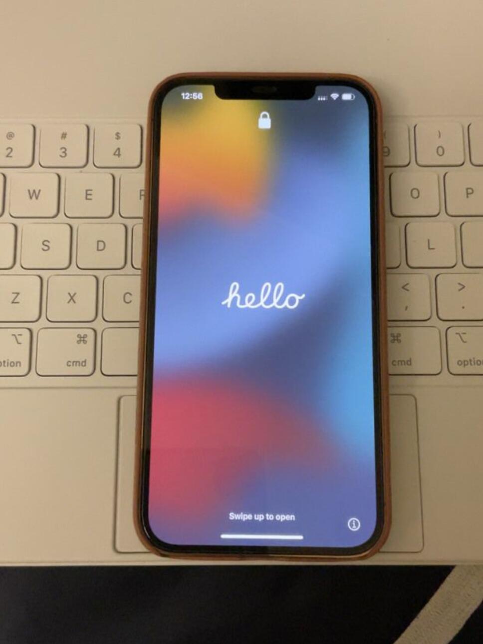 iOS15重新设计iPhone激活界面：毛玻璃+手写字