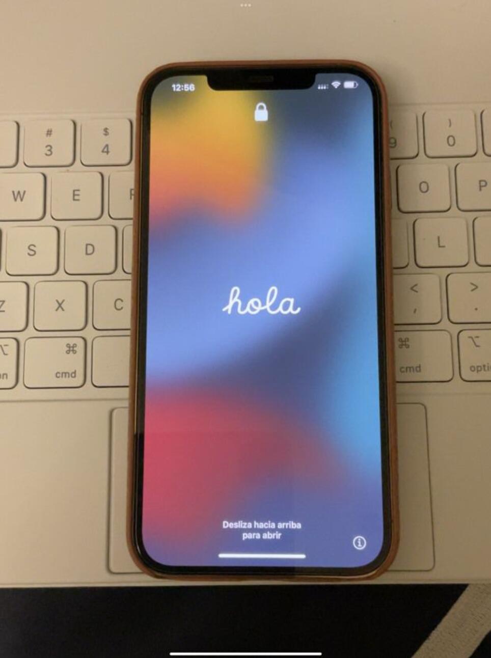 iOS15重新设计iPhone激活界面：毛玻璃+手写字