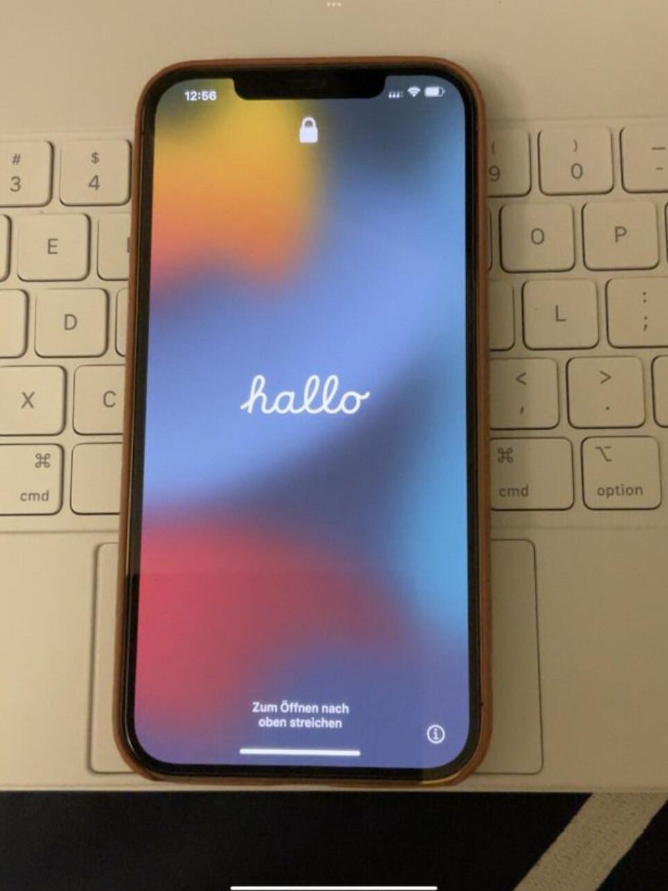 iOS15重新设计iPhone激活界面：毛玻璃+手写字