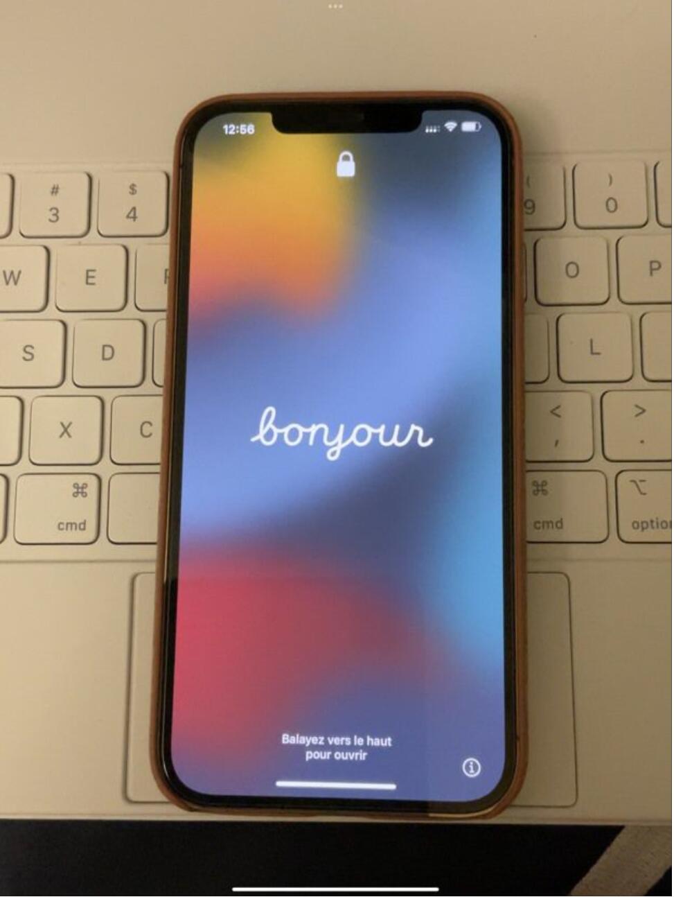 iOS15重新设计iPhone激活界面：毛玻璃+手写字