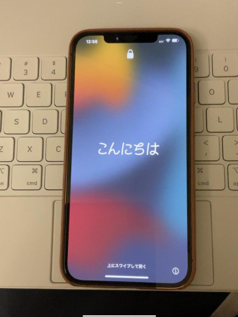 iOS15重新设计iPhone激活界面：毛玻璃+手写字