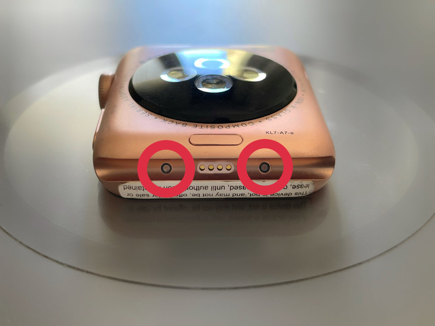苹果 Apple Watch S3 原型机曝光：配备智能连接器，可实现血压监测