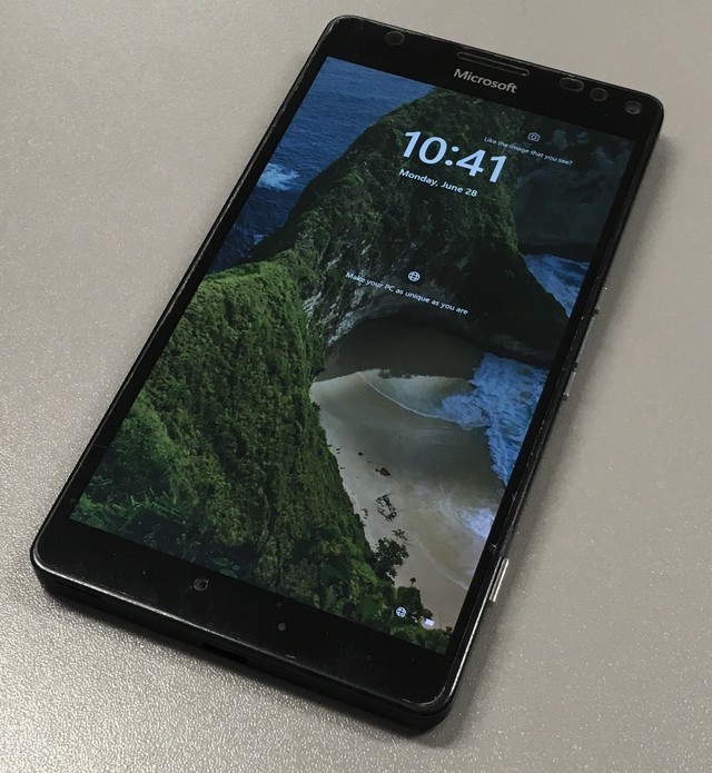 还记得Lumia 950 XL吗？有人给它刷了Win11