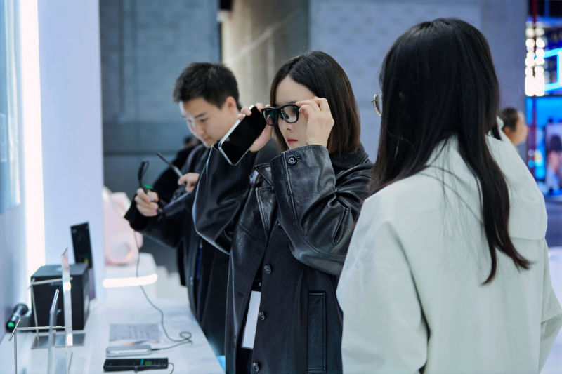 雷鸟创新 AWE 2026三连发：首发AR扫街榜、DC联名款亮相、斩获艾普兰创新奖