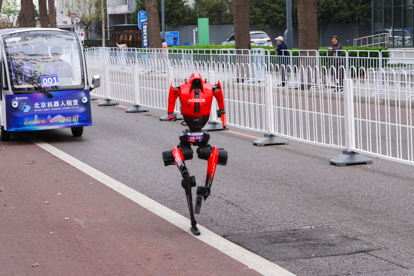 荣耀机器人以50分26秒成绩问鼎2026亦庄半马