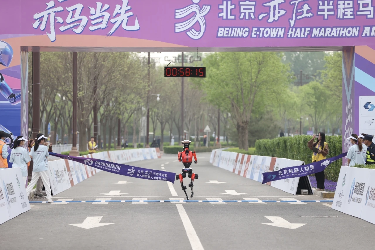 荣耀机器人以50分26秒成绩问鼎2026亦庄半马